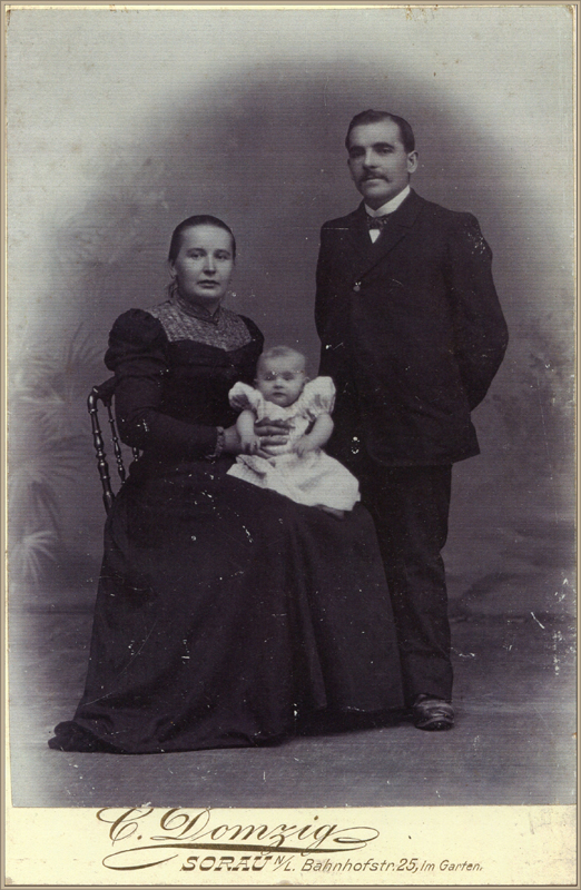 01_Schmiedemeister Ernst August Heinze mit Frau Karoline geb Neumann mit Tochter Anna_1900