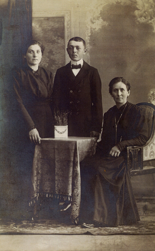 11_Willi Neumann wird eingesegnet_etwa 1915_links seine Tante Anna Schmidt rechts seine Mutter Emilie Neumann