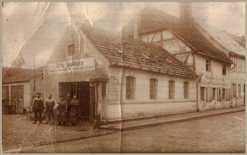 13_Vor der Werkstatt in Dahme_Mark von links Paul und Oskar etwa 1924