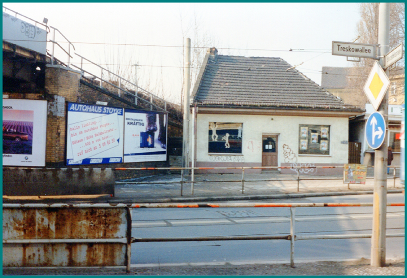 06_Das kleine Haus von Foto-Hanne vor dem Bahnhof Karlshorst 1997