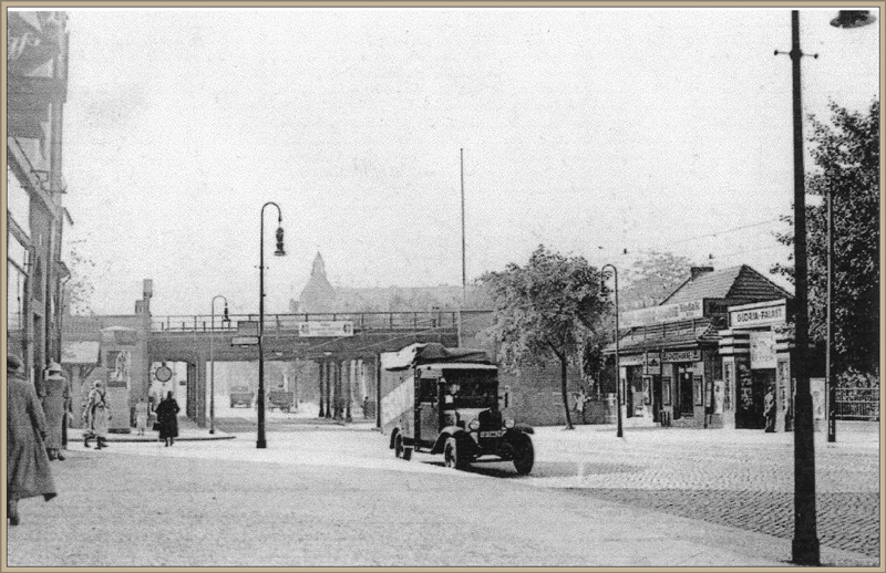 02_Der Karlshorster Bahnhof 1934_rechts der Laden von Foto_ Hanne