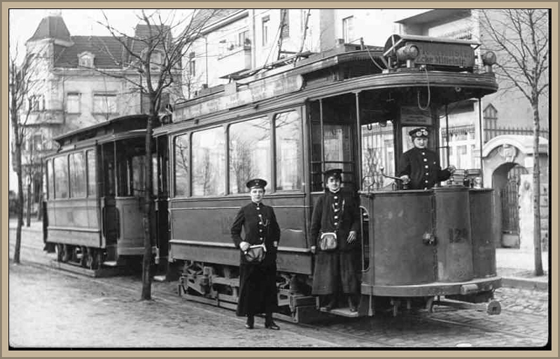 01_Lieschen Riemer (links) im 1. Weltkrieg