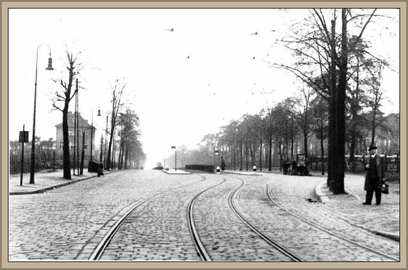 04_Ehemalige Haltestelle Triftweg von der Brücke aus gesehen in Richtung Friedrichsfelde. Links der große Sandkasten, rechts Müllers Gartenlokal