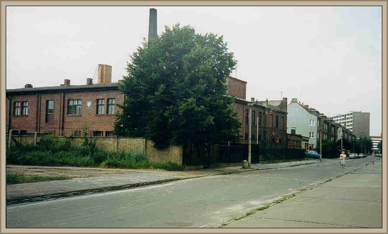 24_Neubau des Wohnhauses der Fabrik nach dem Bombenangriff auf Lichtenberg.